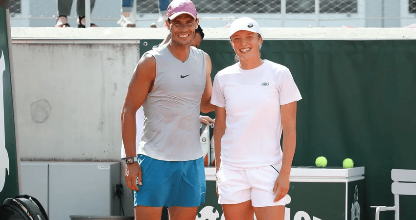 纳达尔亲授红土之王大师课，斯瓦泰克认真做笔记学习正手